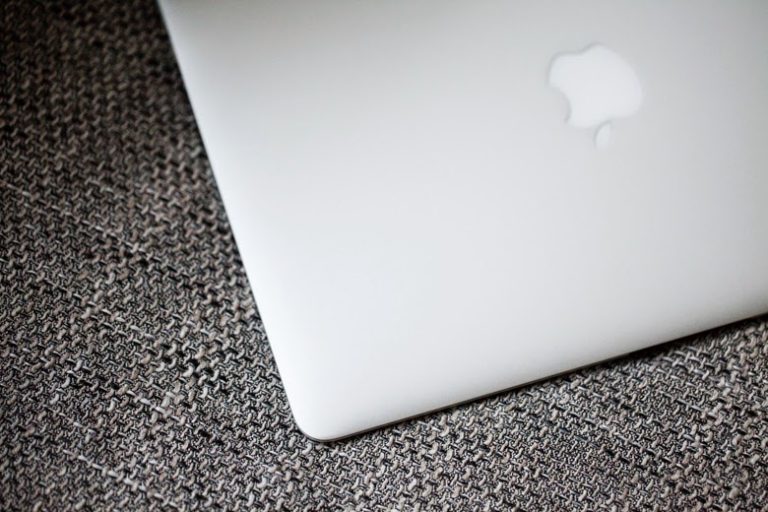 Blog | produkcja filmów reklamowych 69 Nowy Macbook – Jeden port by rządzić wszystkimi!