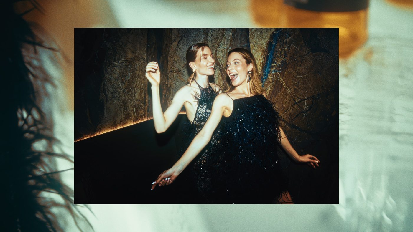 Produkcja filmów reklamowych Kraków | Motion Pikczer B2B 4 Dwie kobiety w czarnych sukniach tańczą przy teksturowanej ścianie. Spot komercyjny high-end.