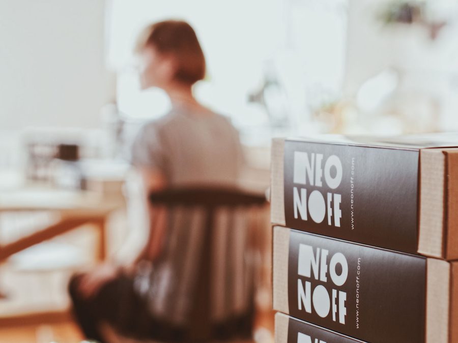 Bohaterka z produktem Neonoff podczas zdjęć do filmu przygotowanego na targi