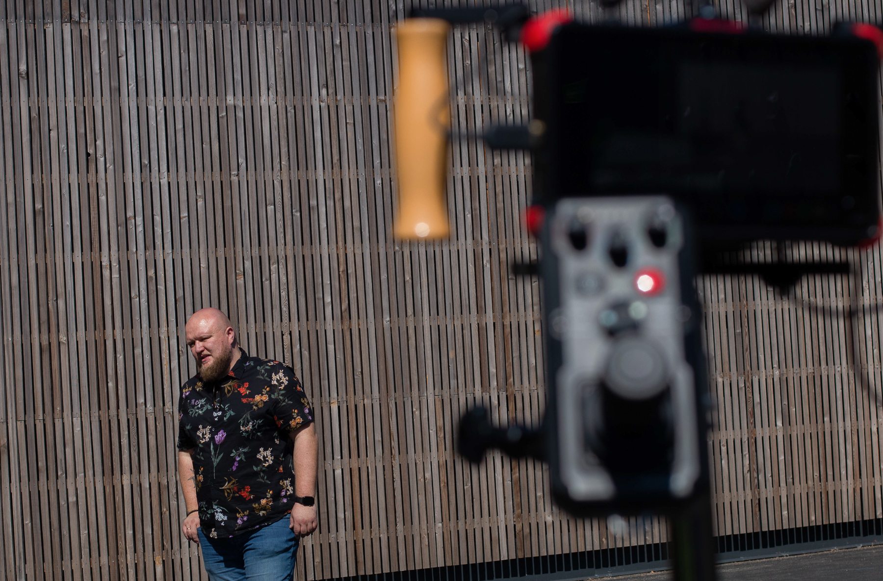 GAS u filmowcow, AIAS u Ciebie: pułapka narzędzi AI 1 Michał Liszcz, założyciel Motion Pikczer, na planie produkcji filmowej przed kamera Red i reflektorem. Warszawa.