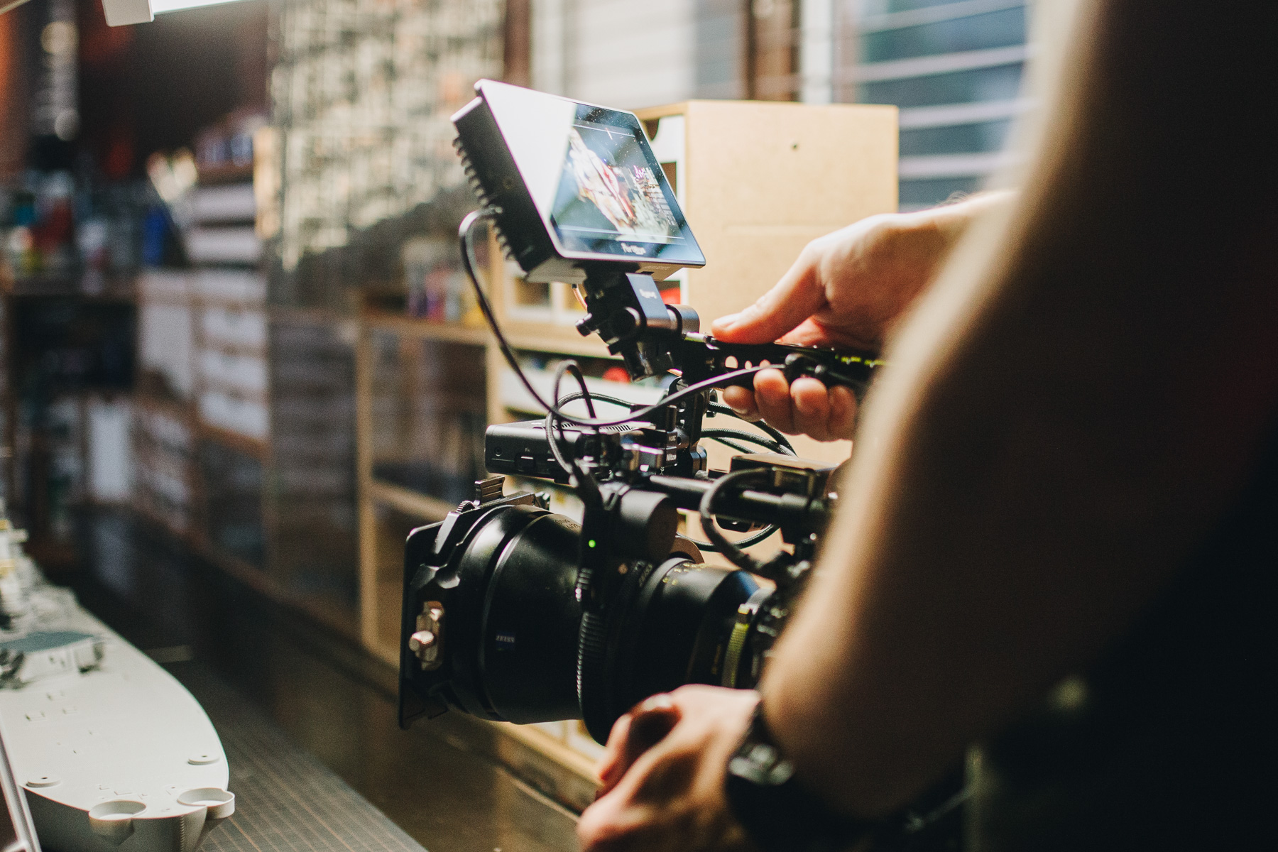 Postprodukcja filmowa: co obejmuje i ile trwa 3 Operator Motion Pikczer obsługuje kamerę cyfrową z monitorem podglądowym w studiu, materiał trafia stąd do postprodukcji
