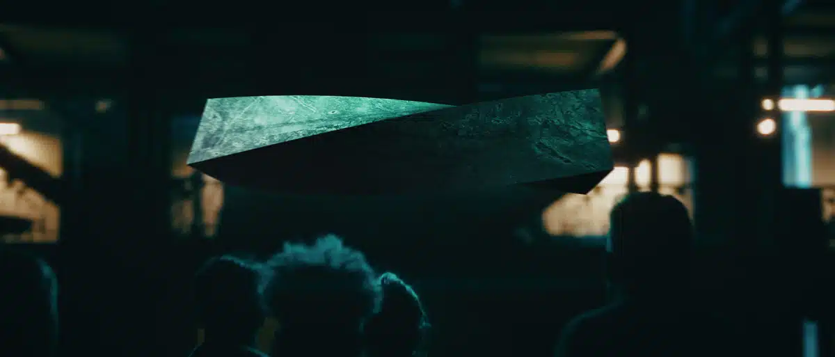 Film promujący wydarzenie Igrzyska Wolności 5 Osoba z parasolem pod wieczornym niebem, nocna scena miejska z rozmazanym tłem i oświetleniem neonowym.