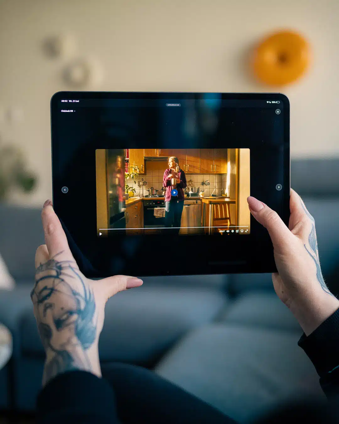 Reels i Shorts to nie jest ten sam plik 1 Tablet w rękach pokazuje scenę z kobietą w kuchni oświetlonej ciepłym światłem. Materiały wideo dostarczone klientowi bezpośrednio bez wymogów logowania.