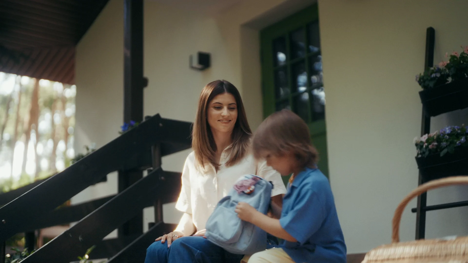 Jak w 16 dni zrobiliśmy spot TV od zielonego światła do anteny 1 Otwarcie spotu Bati Care - mama z dzieckiem na schodach z produktem