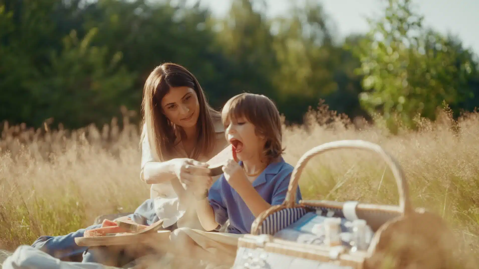 Jak w 16 dni zrobiliśmy spot TV od zielonego światła do anteny 3 Plan piknikowy spotu Bati Care - mama z dzieckiem