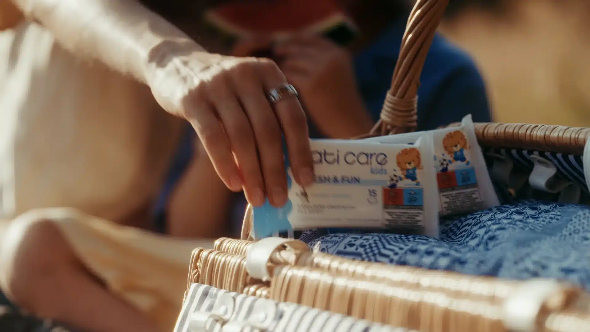 Jak w 16 dni zrobiliśmy spot TV od zielonego światła do anteny 4 Chusteczki Bati Care w dłoni na planie zdjęciowym