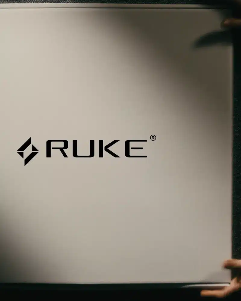 Elementy wizualnej narracji marki premium na Instagramie 10 Białe pudełko z logo Ruke trzymane w dłoniach, packshot kończący sekwencję