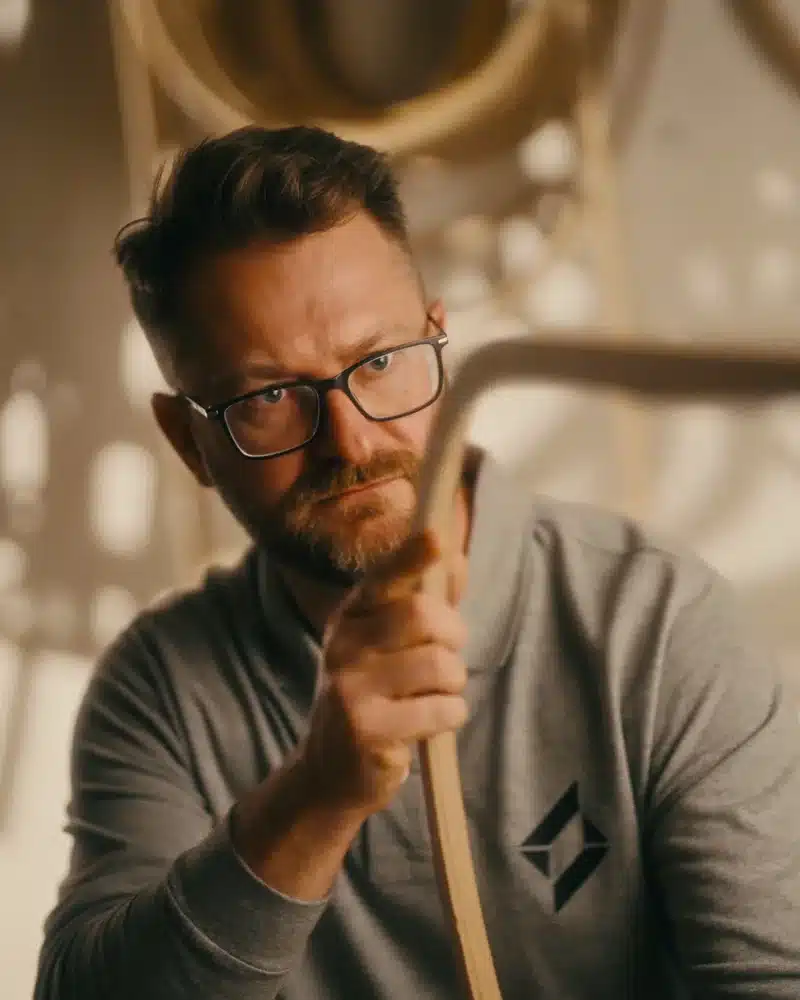 Elementy wizualnej narracji marki premium na Instagramie 7 Portret rzemieślnika w warsztacie w ciepłym kierunkowym świetle