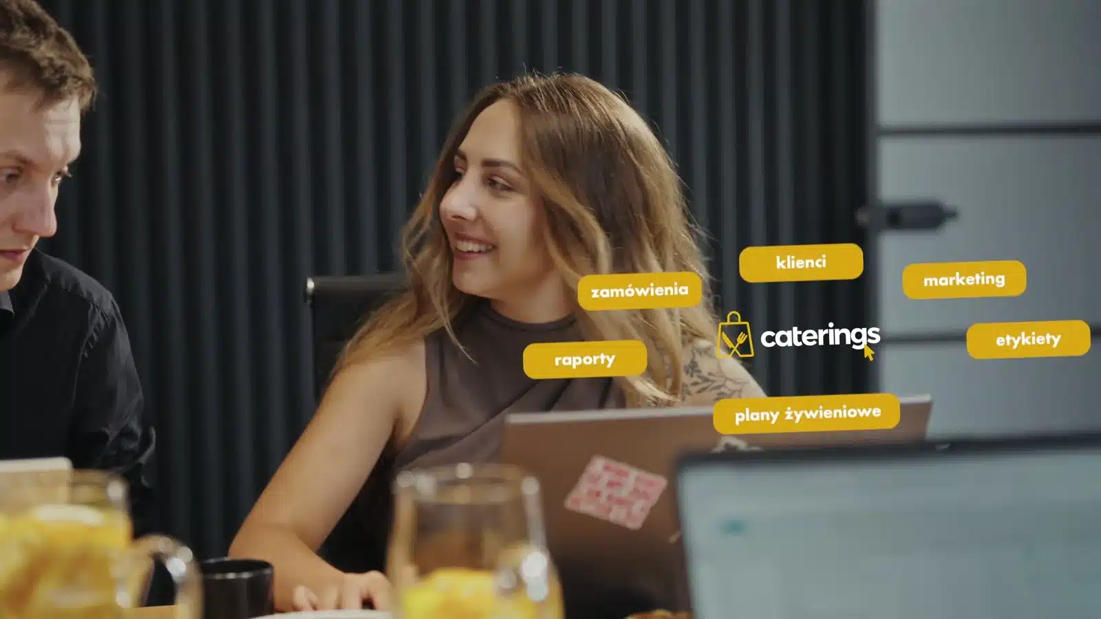 Gotowy scenariusz filmu? Audyt w pięciu punktach 3 Kadr z filmu B2B z żółtymi etykietami zamówienia, klienci, marketing, raporty, etykiety i plany żywieniowe