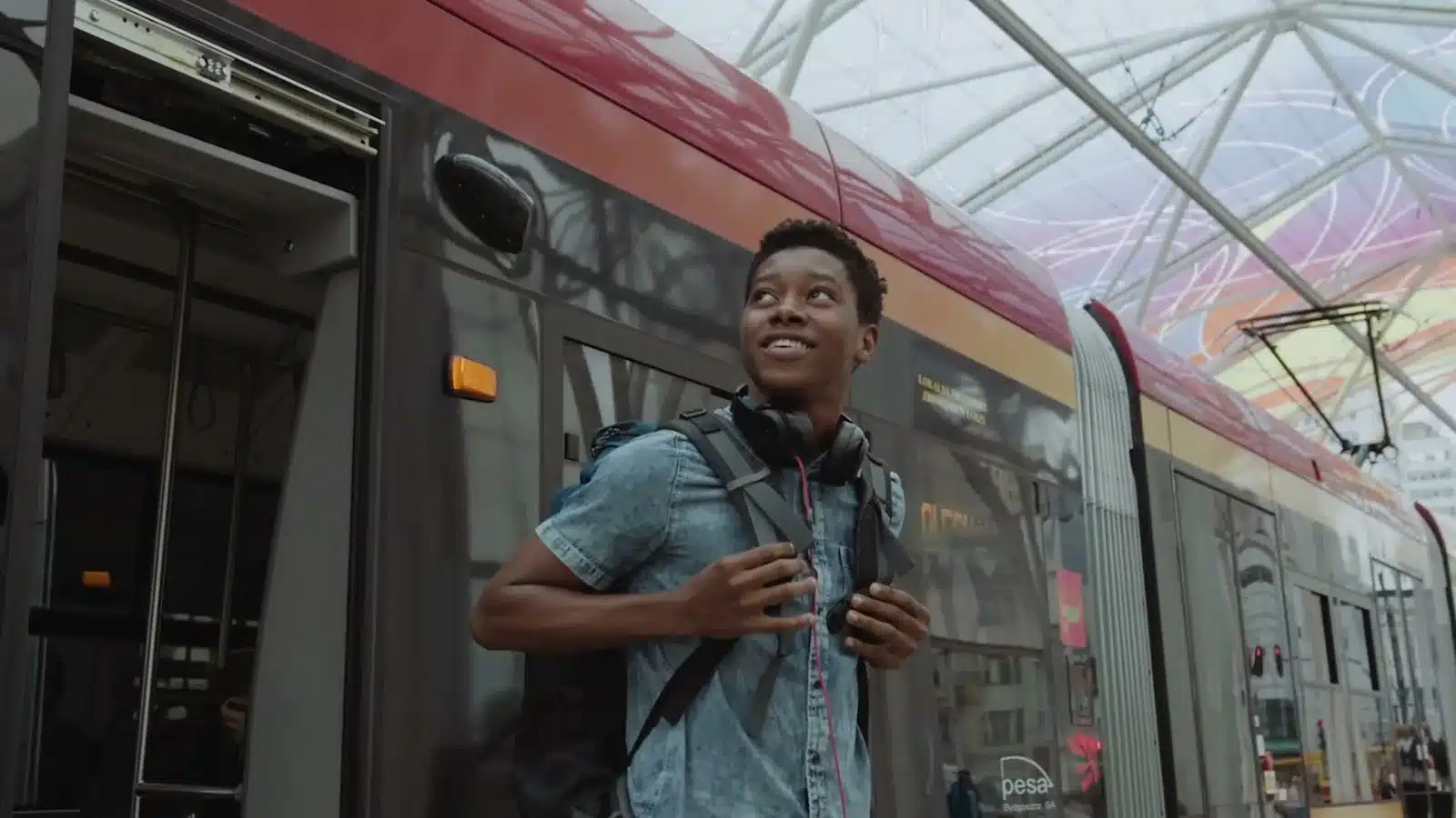 Film promocyjny w projekcie NAWA Welcome to Poland: co wpisać do budżetu i jak to rozliczyć 2 Film promocyjny uczelni - student z plecakiem przy tramwaju w Łodzi
