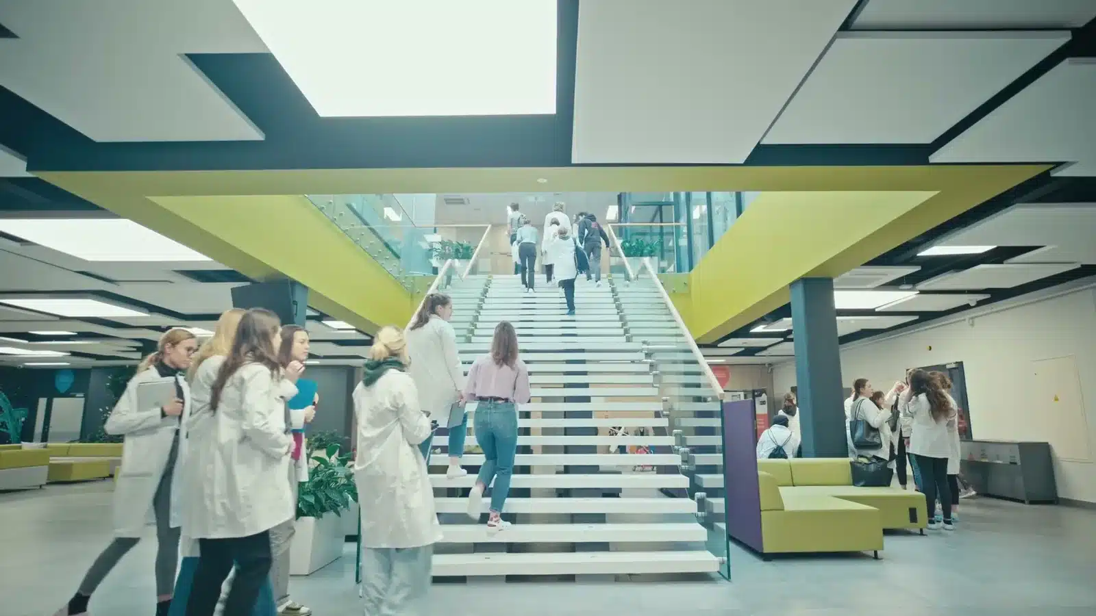 Film promocyjny uczelni NAWA Welcome to Poland 1 Film rekrutacyjny - studenci na schodach i korytarzu uczelni