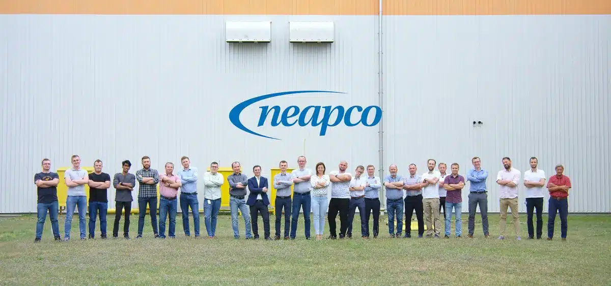 Filmy przemysłowe 5 Załoga Neapco przed halą produkcyjną w Praszce, kadr z filmu