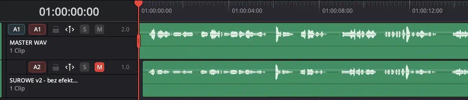Lektor do spotu: duble porównujemy z tekstem fraza po frazie 2 Oś montażowa w DaVinci Resolve: ścieżka wybranego dubla po masteringu nad surowym nagraniem z mikrofonu, z widocznymi przebiegami fal dźwiękowych